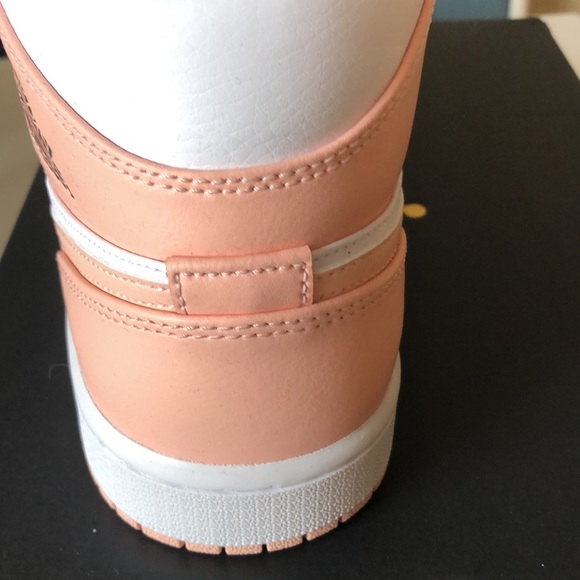 AirJordan 1 Mid - Picture 5 of 8